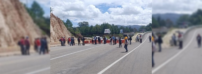 Pie de Fito.- Maestros de la CNTE bloquearon en Chiapas la carretera que comunica San Cristóbal con Tuxtla Gutiérrez. Foto Elio Henríquez