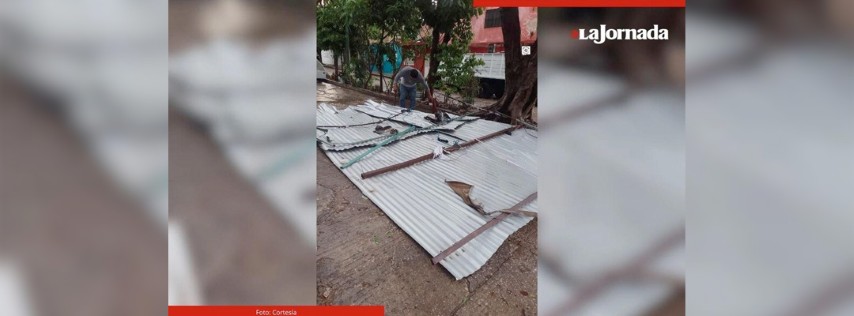 Pie de Foto.- En San Cristóbal de las Casas una vivienda sufrió el desprendimiento de techo por los fuertes vientos en la colonia Los Ángeles, además hubo reportes de encharcamientos y apagones en diversos puntos de la ciudad. En San Cristóbal de las Casas una vivienda sufrió el desprendimiento de techo por los fuertes vientos en la colonia Los Ángeles, además hubo reportes de encharcamientos y apagones en diversos puntos de la ciudad.