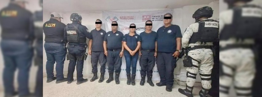 Pie de Foto.- Los agentes municipales fueron detenidos por la presunta comisión del delito de homicidio y abuso de sus funciones. Foto Fiscalía de Chiapas.