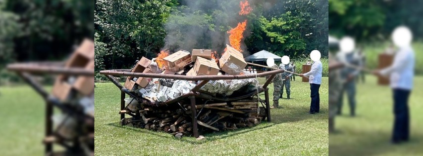 Pie de Foto.- Drogas como cocaína, metanfetamina, mariguana y otros precursores químicos decomisados en Chiapas fueron destruidos por las autoridades. Foto La Jornada