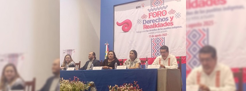 Pie de Foto.- María Magdalena Vila Domínguez (blusa negra), consejera presidenta provisional del IEPC de Chiapas, participó en el foro 'Derechos y realidades, diálogo sobre los derechos de los pueblos indígenas', en San Cristóbal de Las Casas, el 15 de agosto de 2025. Foto Elio Henríquez