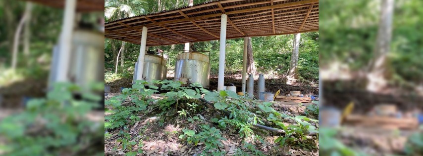 Pie de Foto.- La FGR detalló que en el sitio fueron encontrados un vehículo, seis reactores metálicos con camisa de enfriamiento, una caldera metálica con camisa de enfriamiento con condensador y 10 cilindros de gas. Foto FGR.
