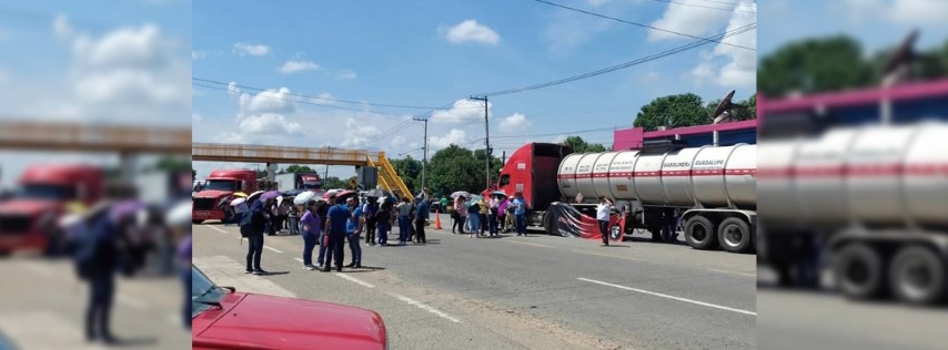 Pie de Foto.- Los inconformes procedentes principalmente de la región Sierra Madre de Chiapas interrumpieron el paso en los cuatro carriles de la autopista México 200, la principal vía del pacífico, lo que afecta a cientos de camiones de carga, automovilistas y pasajeros. Foto: Cortesía