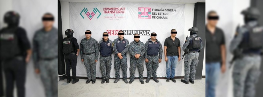 Pie de Foto.- Seis elementos de la policía de élite 'Pakal', en Chiapas, fueron detenidos luego de que fueron evidenciados golpeando con una tabla en los glúteos a un joven detenido. Foto Fiscalía de Chiapas