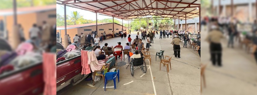 Pie de Foto.- El personal de las distintas instituciones comenzó la entrevista y censo para conocer la condición de las familias que se resguardan en la cancha de la escuela pública local, así como en algunos domicilios de los pobladores locales. Foto: Cortesía