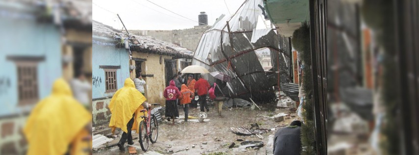 Pie de Foto.- El personal de Protección Civil y los militares, entre otros, continuaron este jueves con la limpieza de los escombros que dejó el tornado que a las 13 horas del miércoles azotó algunas zonas de la ciudad. Suspendieron labores a las 3 de la mañana y las reanudaron a las 7. Foto Cuartoscuro/ Archivo