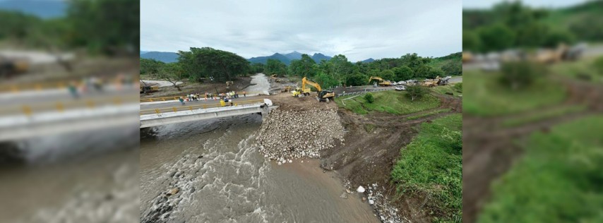 Pie de Foto.- Maquinaria pesada y más de 150 trabajadores de la delegación de la SICT en la entidad participaron en la habilitación del paso provisional en el Puente Pacayal 1, en el municipio de Mapastepec. Foto: SICT Chiapas