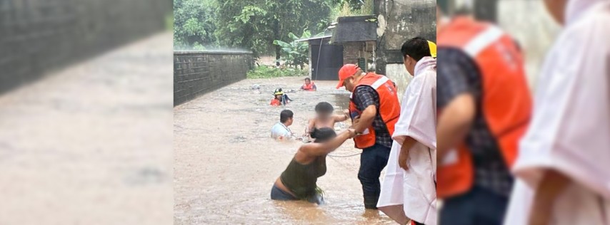 Pie de Foto.- Cuerpos de emergencia implementaron operativo de apoyo a la población de varias colonias, luego de intensas lluvias Cortesía Ayuntamiento de Tuxtla Chico.