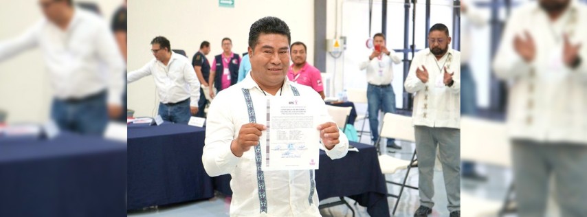 Pie de Foto.- Julio Pérez Pérez tras recibir la constancia de mayoría que lo acredita como alcalde del municipio de Pantelhó. Foto La Jornada