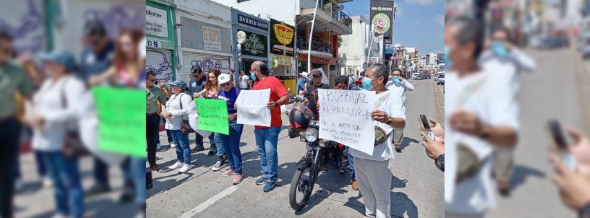 Pie de Foto.-Periodistas se manifestaron frente al Congreso de Chiapas para expresar su apoyo y solidaridad a la colega, Mary Jose Díaz Flores por la “campaña de desprestigio” que la CEDH ha orquestado en su contra. Foto Difundida en redes sociales