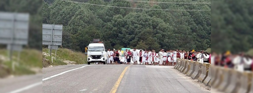 Pie de Foto.- Alumnos de la Escuela Normal Indígena Intercultural Bilingüe Jacinto Canek durante la protesta. Foto Elio Henríquez.