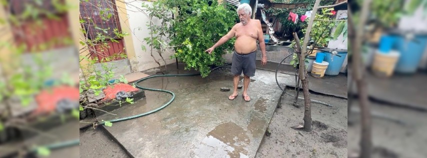 Pie de Foto.- La lluvia estuvo muy fuerte; se llenó de agua dentro de la casa, se mojaron nuestras cosas. Llovió más de una hora y yo le pedía a Dios que cesara, porque ¿Para dónde agarramos?”, contó Raúl Robles, de 67 años. Foto: Edgar H. Clemente.