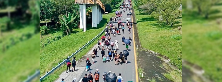 Pie de Foto.- Integrantes de la caravana migrante Por la Libertad, que busca llegar a la Ciudad de México y que avanza por la costa de Chiapas. Foto ‘La Jornada’ / archivo