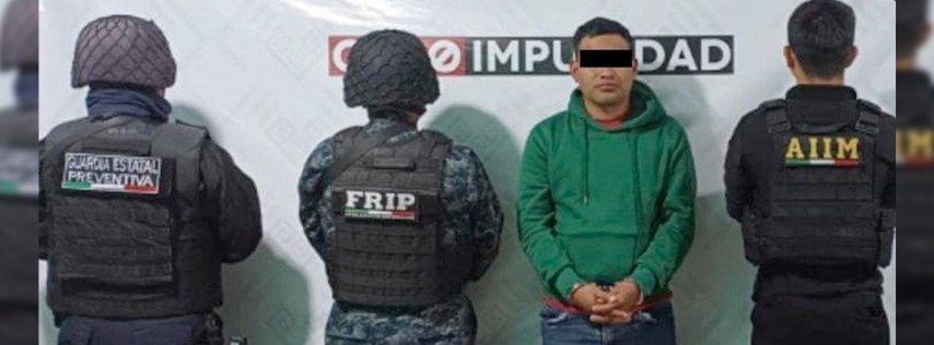 Pie de Foto. - Elementos policiacos detienen a Héctor “N” , implicado en el crimen del sacerdote Marcelo Pérez.
