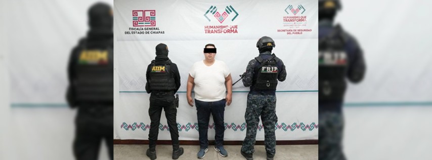 Pie de Foto.- “La persona detenida cuenta con ficha roja de Interpol, además de una orden de aprehensión vigente por el delito de homicidio calificado en el año 2020, por lo que fue trasladado y será ingresado al penal de El Amate", informó el titular de la FGE, Jorge Luis Llaven Abarca. Foto: La Jornada