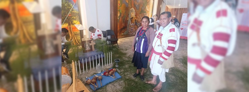 Pie de Foto.- El rezador y curandero tseltal, Mariano Encinos, junto a su esposa, Herlinda Gómez, previo a un rezo en una ceremonia oficial en Chiapas. Foto Elio Henríquez.