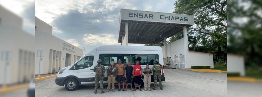 Pie de Foto.- La autoridad no precisó de qué país son originarios los extranjeros, quienes recibieron atención médica para su valoración, así como alimentación y puestos a disposición del Instituto Nacional de Migración. Foto: Semar.
