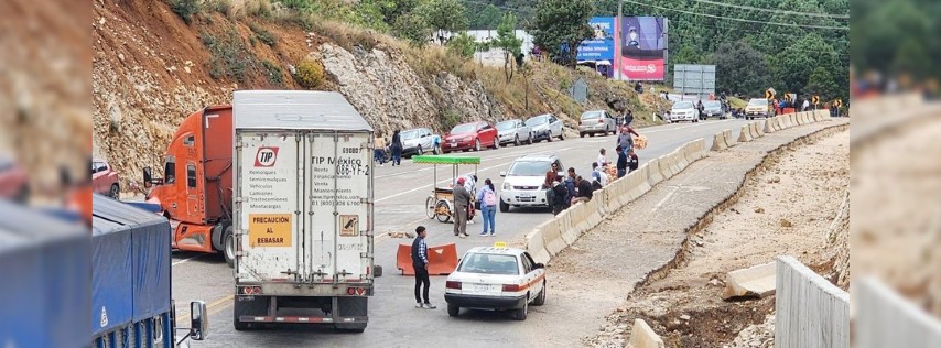 Pie de Foto.- Maestros de la CNTE bloquearon este viernes el acceso en vehículo al aeropuerto Angel Albino Corzo y tomaron tres casetas en dos carretas de cuota para exigir la reapertura de la mesa de negociaciones con la presidente Claudia Sheinbaum. Foto Elio Henríquez.