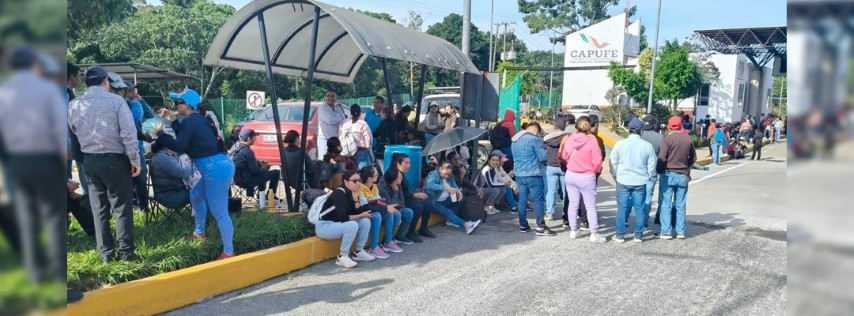 Pie de Foto.- Docentes ‘tomaron’ las casetas ubicadas en las carreteras de cuota que comunican a San Cristóbal con Tuxtla Gutiérrez y a Arriaga con Ocozocoautla. Foto ‘La Jornada’