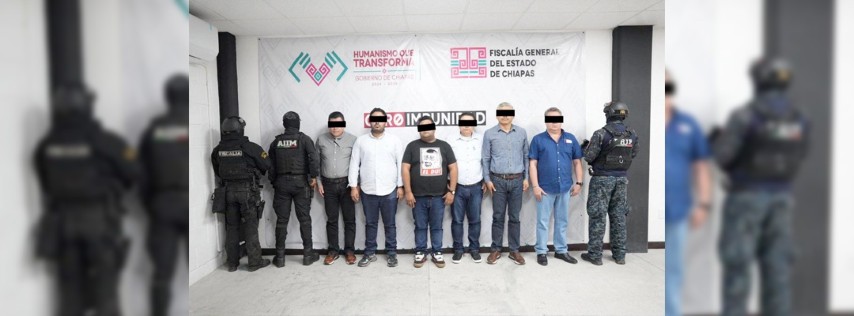Pie de Foto.- Seis servidores públicos del Colegio de Bachilleres de Chiapas fueron detenidos por extorsión agravada en Tuxtla Gutiérrez. Foto tomada de X @FGEChiapas