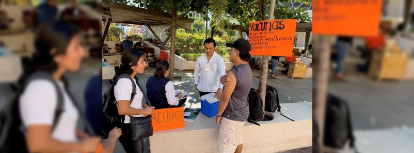 Pie de Foto.- Módulo de vacunación instalado afuera del Ayuntamiento de Tapachula, en la frontera con Guatemala, donde se aplican biológicos contra la influenza, covid 19, rubéola, parotiditis y neumococo. Foto Edgar H. Clemente