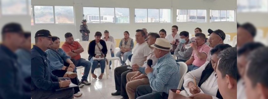 http://expresochiapas.com/noticias/2025/12/eduardo-ramirez-y-jorge-llaven-reiteran-compromiso-de-trabajar-a-favor-de-las-mujeres/