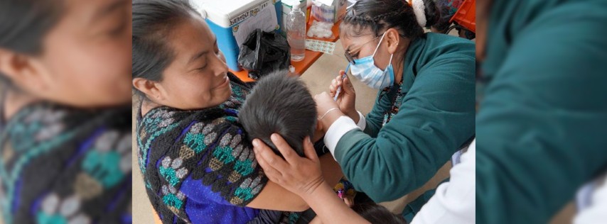 Pie de Foto.- Un total de 450 vacunas contra el sarampión, covid 19 e influenza, fueron aplicadas a la población indígena de Acteal, Chiapas. Foto Edgar H. Clemente