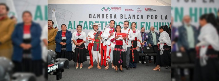 Pie de Foto./- A nombre de las personas alfabetizadas, Rosa Huet Bautista, agradeció al mandatario por impulsar este programa que la motiva a continuar superándose. Foto: Elio Henríquez
