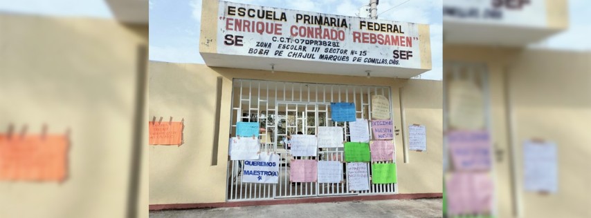 Pie de Foto.- Padres y madres de familia de la primaria Enrique Conrado Rebsamen, ubicada en el municipio de Marqués de Comillas, Chiapas, realizaron una protesta para exigir a las autoridades envíen maestros a la escuela. Foto La Jornada
