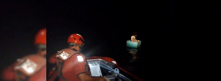Pie de Foto.- Dos extranjeros y un mexicano fueron rescatados en las costas de Puerto Chiapas luego de que su embarcación naufragó. Foto Semar