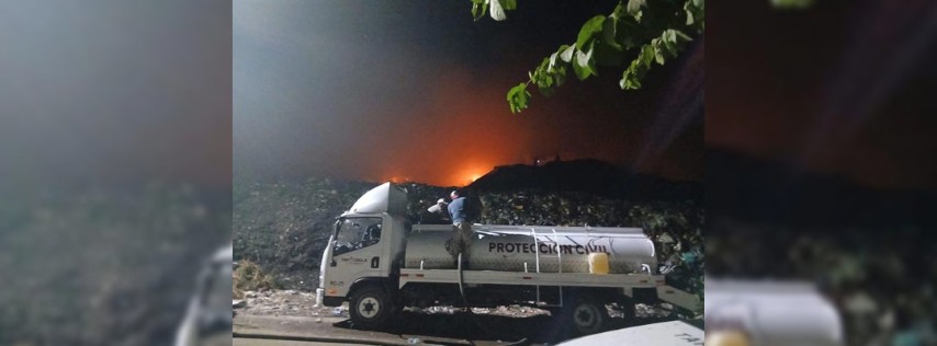 Pie de Foto.- Brigadas de Protección Civil de Chiapas y equipo de municipios cercanos han controlado en un 80 por ciento el incendio.
