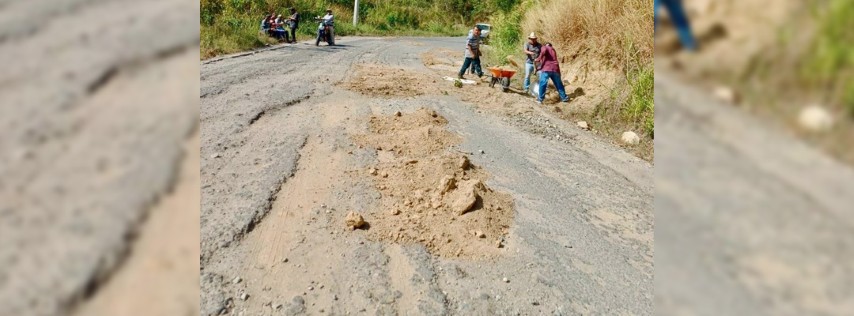 Pie de Foto.- Carmen Heraclio Pérez Roblero, representante ejidal, explicó que son 13 kilómetros de carretera los más deteriorados, entre el Ejido San José Ixtepec y Belisario Domínguez, y que los mismos habitantes hacen reparaciones regularmente pero que rápido se desgastan por lo que es urgente un reparación asfáltica completa. Foto cortesía Campesinos Ejido Ixtepec