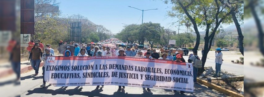 Pie de Foto.- Miles de maestros de la Sección 7 del Sindicato Nacional de Trabajadores de la Educación (SNTE), perteneciente a la Coordinadora Nacional de Trabajadores de la Educación (CNTE), marcharon este jueves en Tuxtla Gutiérrez, Chiapas, e iniciaron un paro estatal de 48 horas para exigir la reinstalación de la mesa nacional con la presidenta Claudia Sheinbaum. Foto: La Jornada