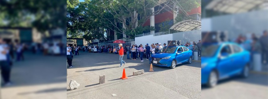 Pie de Foto.- Docentes de la CNTE bloquean el acceso a las instalaciones de la Secretaría de Educación en Tuxtla Gutiérrez, Chiapas. Foto Arturo Mijangos
