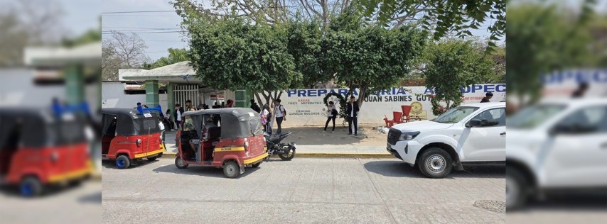 Joven estudiante de preparatoria tiene a su bebé en el baño de la escuela, en el municipio de Suchiapa. Foto La Jornada.