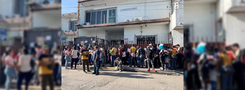 Pie de Foto.- El Colectivo abundó que las deportaciones de migrantes de otros países al sur de México esta dejándolos en condiciones de “extrema vulnerabilidad”. En la imagen, migrantes acuden a oficinas de Comar en busca de regularizar su situación en México. Edgar H. Clemente.