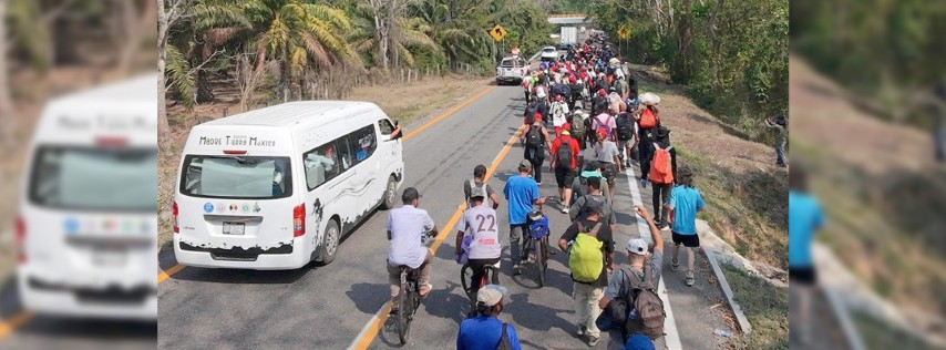 Pie de Foto.- La caravana migrante "Génesis" avanza por la costa de Chiapas; en Villa de Comaltitlán les ofrecieron comida, atención médica y asesoría jurídica. Foto Edgar H. Clementep