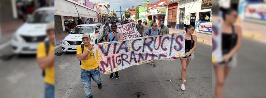 Pie de Foto.- Los migrantes y los activistas marcharon por el centro de Tapachula cargando una cruz de madera, pancartas y una piñata de Donald Trump que quemaron al concluir la movilización. Foto: Edgar H. Clemente