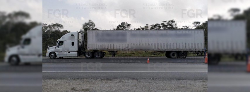 Pie de Foto.- Las 22 toneladas de azúcar ingresada ilegalmente a México desde Guatemala eran transportadas en un camión; la unidad pesada fue ubicada en el tramo carretero Tuxtla Gutiérrez-Coatzacoalcos. Foto FGR Chiapas