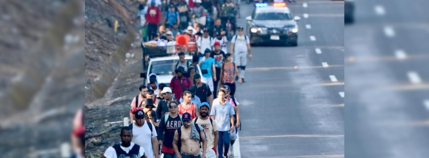 Pie de Foto.- Durante su paso por los municipios de Huehuetán, Huixtla y Escuintla, donde han hecho escala, han recibido ayuda humanitaria de las instituciones de Salud y Protección Civil, principalmente. Foto: Edgar H. Clemente