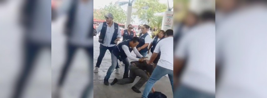 Pie de Foto.- Un servidor público golpeó a un migrante luego de que el extranjero agrediera a otra funcionaria en Parque Miguel Hidalgo de Tapachula, Chiapas. Foto Captura de pantalla del video