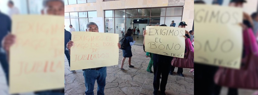 Pie de Foto.- José Francisco Aguilar Santiago, coordinador de jubilados y pensionados de la Sección 7, quien dijo “nosotros somos una parte de nueve mil compañeros jubilados en el estado a los que no se nos ha dado el bono". Foto: Elio Henríquez/La Jornada.