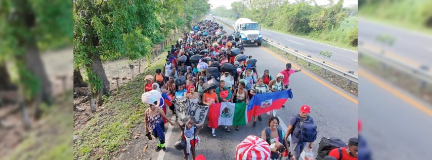 Pie de Foto.- Personas extranjeras, en su mayoría provenientes de Haití, conforman la caravana migrante "David". Foto Edgar H. Clemente.