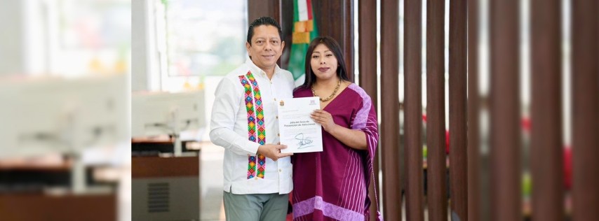 Pie de Foto.- Susi Bentzulul, jefa del área de prevención de las adicciones del Centro para la Prevención y Tratamiento en Adicciones (Centra), y el fiscal general de Chiapas, Jorge Luis Llaven. Foto 'La Jornada'