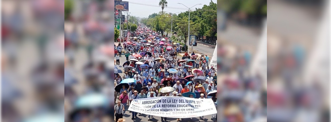 Pie de Foto.- Miles de maestros marcharon en calles de San Cristóbal de Las Casas, Chiapas por el Día del Maestro, el 15 de mayo de 2026. Foto 'La Jornada'