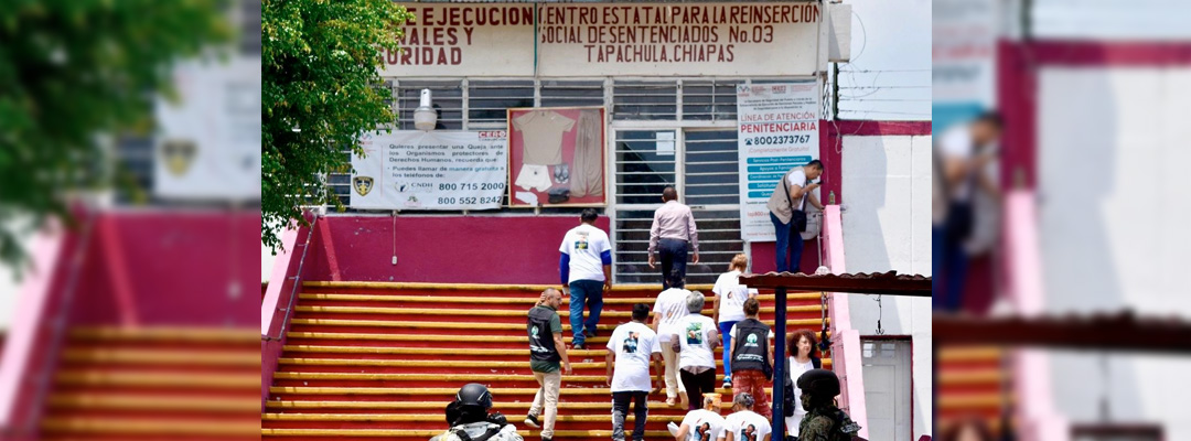 Pie de Foto.- Familiares de migrantes desaparecidos ingresaron ataviados con playeras estampadas con las caras de sus deudos, a los penales, femenil y varonil, en Tapachula, Chiapas. Foto Edgar H. Clemente.