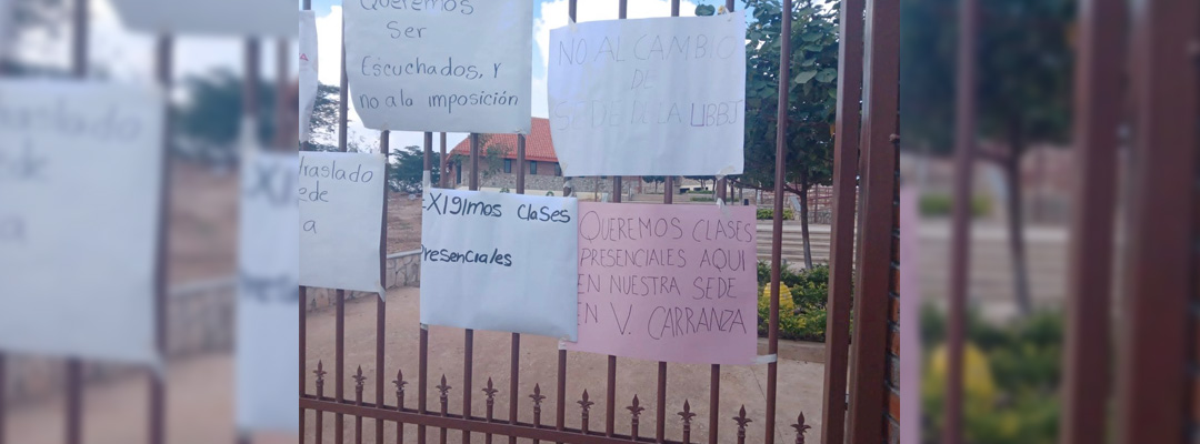 Pie de Foto.- Alumnos y padres de familia de la Universidad del Bienestar, en Venustiano Carranza, Chiapas, exigieron la reanudación de clases, suspendidad desde el pasado 14 de abril. Foto La Jornada.