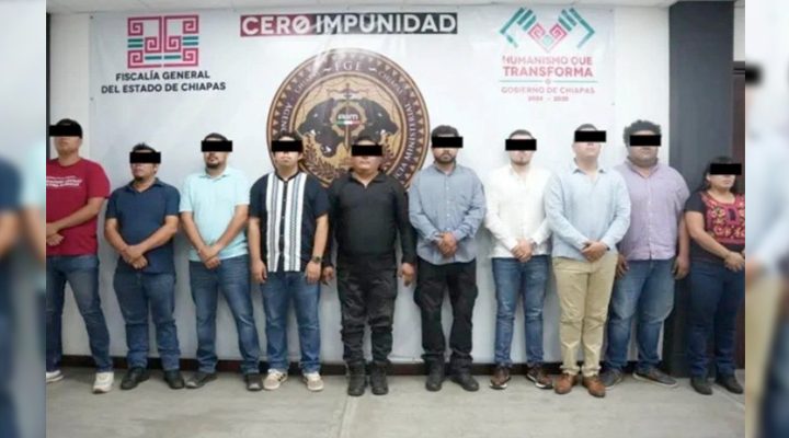 Pie de Foto.- Diez elementos de la policía de Chiapas, entre ellos, un subdirector, tres agentes de Ministerio Público, un secretario y cinco policías, fueron detenidos señalados de actos de tortura a dos personas detenidas. Foto Difundida en redes sociales.