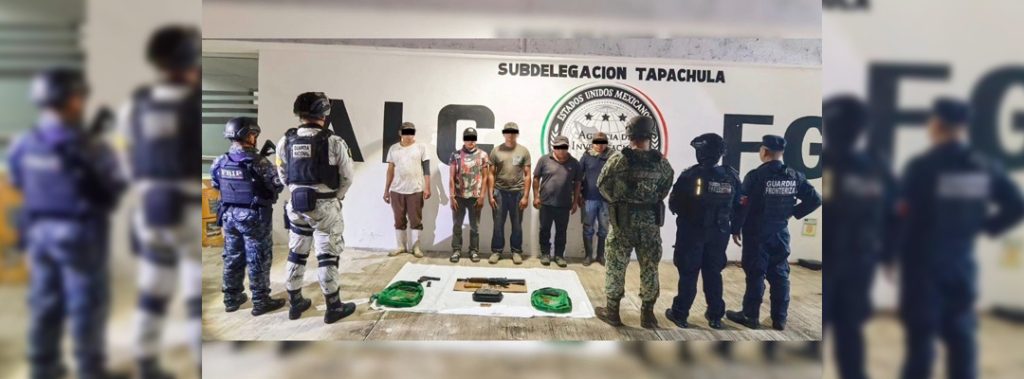 Pie de Foto.- Armas y pertrechos asegurados por fuerzas federales y estatales. Foto: La Jornada