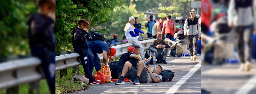 Pie de Foto./ La Caravana migrante autodenominada “David”, la segunda de este año, partió de Tapachula con el argumento de que llevan meses varados sin respuesta a trámites de regularización y sin empleos con los que puedan costear el pago de alquiler y alimentos. Foto: Edgar H. Clemente